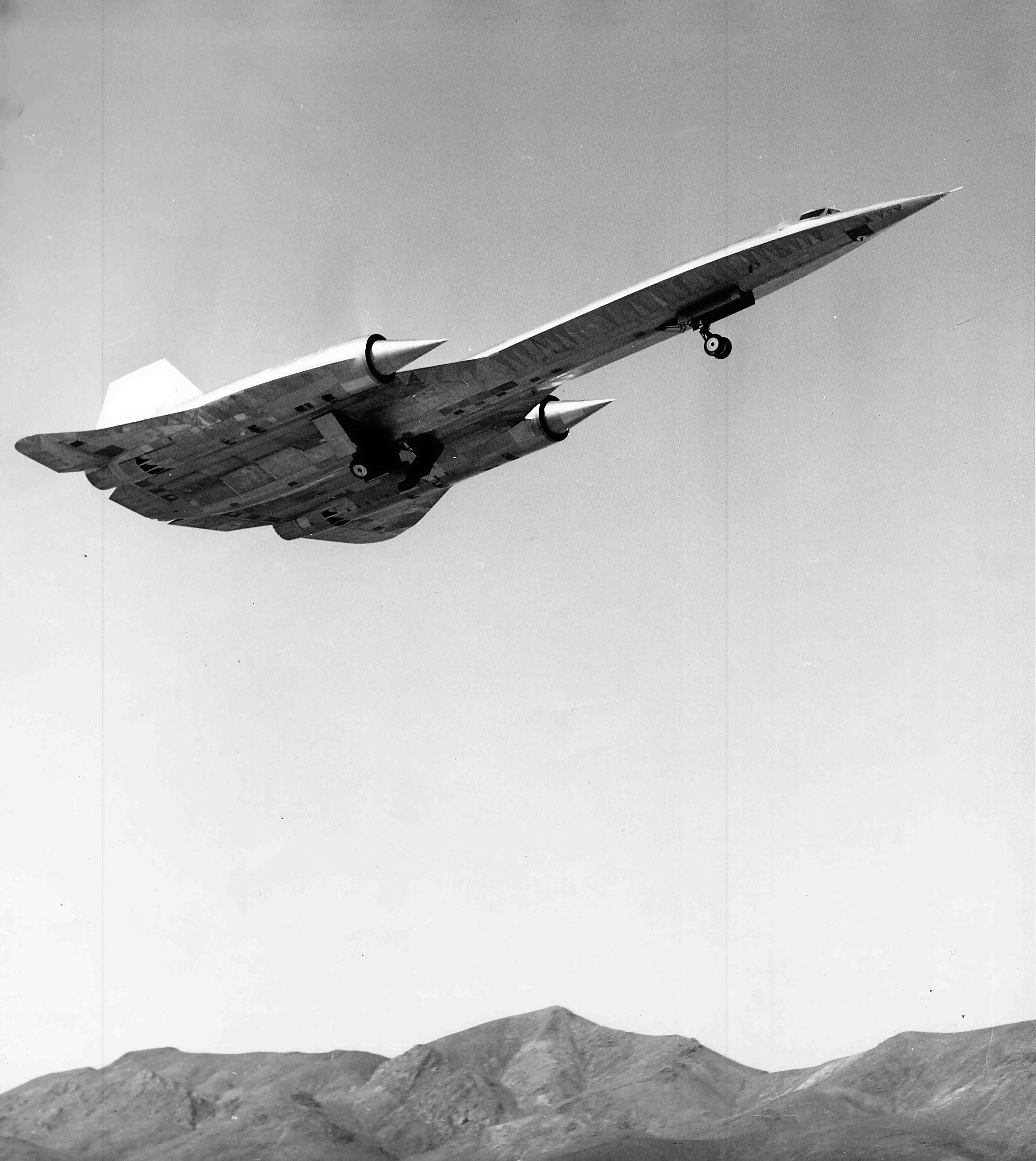Fotografia em preto e branco de uma aeronave de reconhecimento A-12 decolando de Groom Lake em 1962.