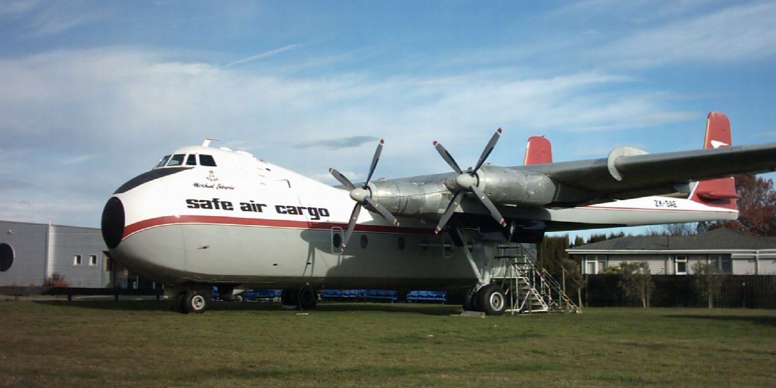 O cargueiro vermelho e branco da Safe Air ZK-SAE Merchant Enterprise preservado em solo em Blenheim, em 2005.